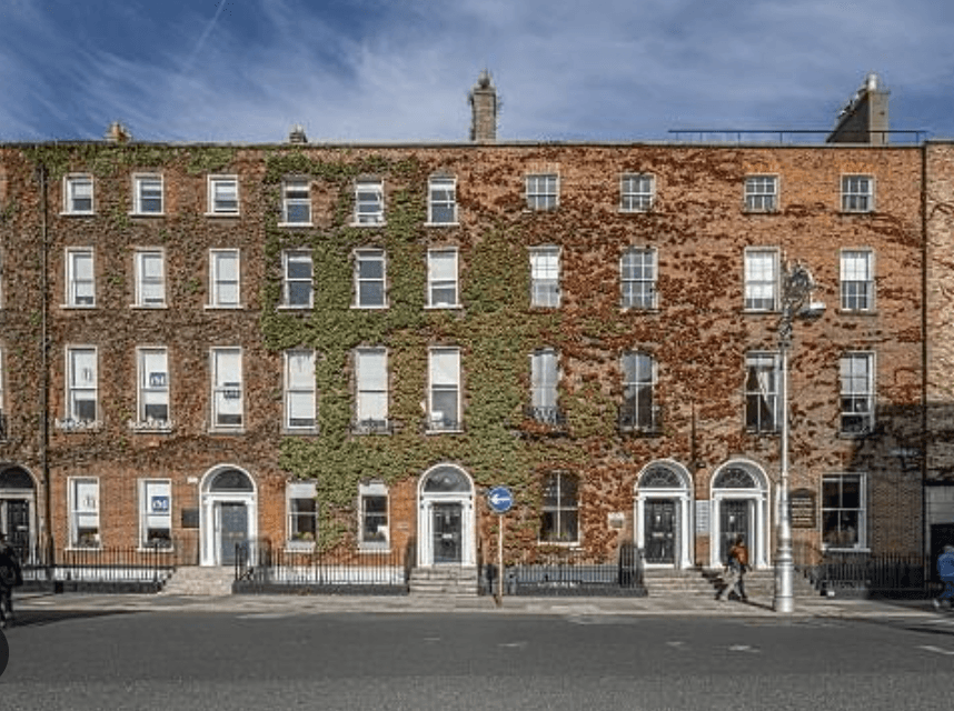 More Than a Desk: What to Look for in a Modern Office Space